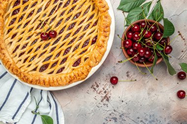 Lezzetli ev yapımı vişneli turta, Flaky Crust, tabakta bir parça ve tüm ev yapımı vişneli turta, uzun afiş formatı. en üstteki görünüm,
