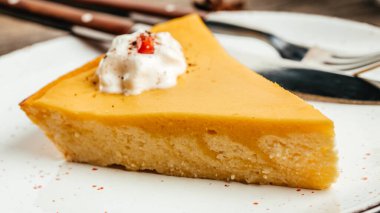 Krem şantili bir dilim balkabaklı cheesecake turtası, yemek tarifi geçmişi. Kapat..