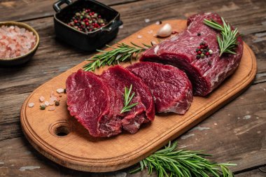 Ahşap arka planda çiğ biftek fileto fileto, pankart, menü, metin için tarif yeri, üst görünüm,