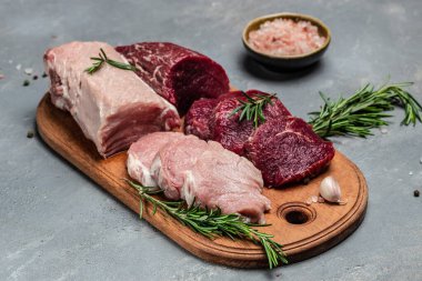 Taze et, domuz eti ve sığır eti çeşitleri. Restoran menüsü, diyet, yemek kitabı tarifi üst görünümü.