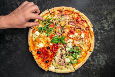 Farklı malzemeli pizza dilimleri, arka planda bir dilim pizzayı tutan bir el, restoran menüsü, diyet, yemek kitabı tarifi üst görünümü.,