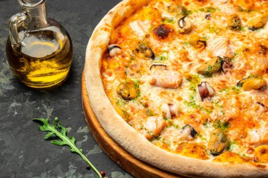 Koyu arkaplanda deniz mahsullü pizza, pankart, menü, metin için tarif yeri, üst görünüm,