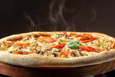 Sıcak büyük pizza Lezzetli pizza kompozisyon buhar dumanı ile, metin için yer,
