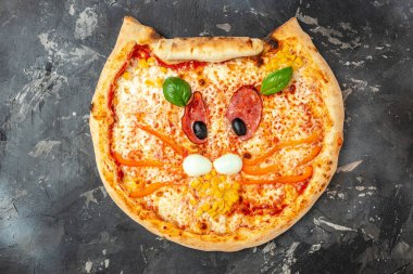 Koyu arkaplanda kedi suratı şeklinde çocuk pizzası, pankart, menü, metin için tarif yeri, üst görünüm,