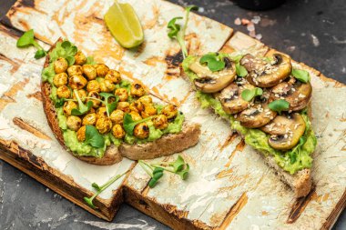 avokado guacamole, nohut, baharat ve mikroyeşillikli vejetaryen sandviçler.