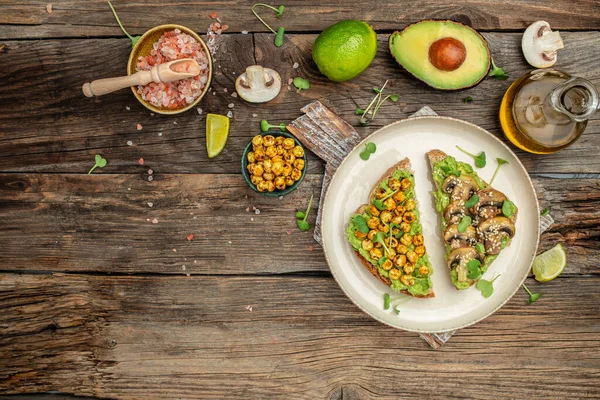 Toasts Mit Guacamole Und Pilzen Kichererbsen Auf Einem Hölzernen Hintergrund — Stockfoto
