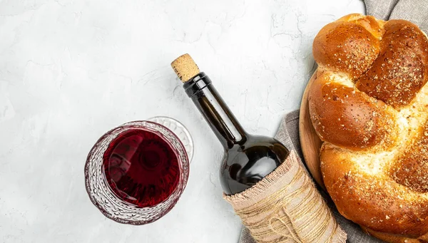 Challah ekmeği, Şabat şarabı, geleneksel Yahudi Şabat ritüeli. Şabat ya da Şabat konsepti. Uzun afiş biçimi. en üstteki görünüm,
