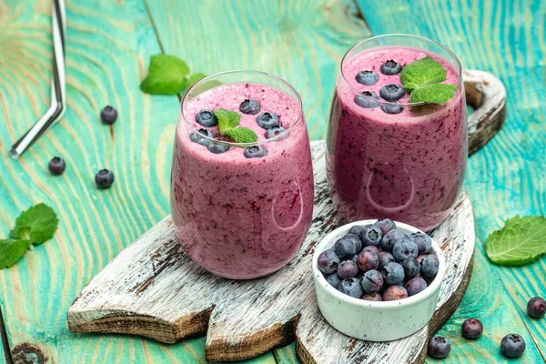Hafif arka planda cam kaplı yabanmersinli smoothie. meyve tatlısı, sağlıklı beslenme konsepti Doğal detoks.