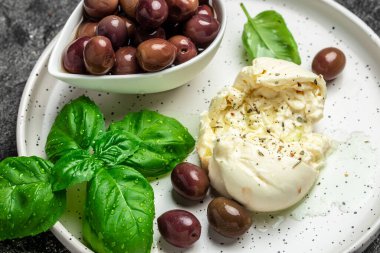 Mozzarella 'dan taze beyaz burrata peyniri ve Apulia' dan krema, İtalyan Akdeniz mutfağı, yemek tarifi geçmişi. Kapat.,