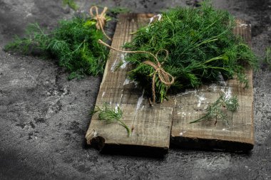 Ahşap kutuda bir sürü dereotu var. Vejetaryenler için yemek. Uzun afiş biçimi. en üstteki görünüm.