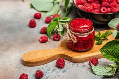 Arka planda böğürtlen reçeli. Ahududulu ev yapımı reçel. afiş, menü, metin için tarif yeri, üst görünüm,