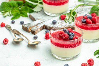 Krem şanti ve naneli ahududu şerbeti. Küçük kavanozlarda hafif arka planda İtalyan tatlısı. Uzun afiş biçimi. metin için yer.