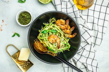 Karidesli kabak spagettisi, vejetaryen sebzeli düşük karbonhidratlı makarna, süper yiyecek konsepti. Sağlıklı, temiz yemek. Vegan ya da glütensiz diyet,