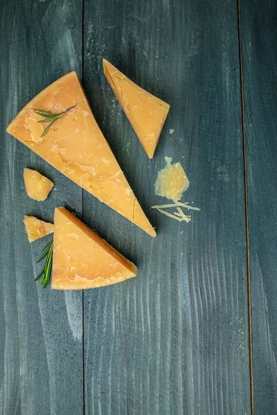 Ahşap Arka Planda Parmesan Peyniri Geleneksel Talyan Peyniri Metin Için — Stok fotoğraf