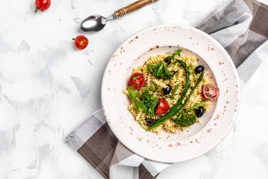 Domates, avokado, siyah zeytin, kırmızı soğan ve peynirli makarna. afiş, menü, metin için tarif yeri, üst görünüm.