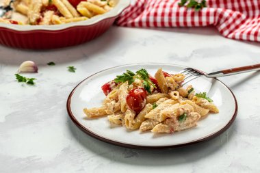 Çeri domatesleri, feta peyniri, sarımsak ve bitkilerden yapılmış Feta makarna tarifi. yemek tarifi malzemeleri, metin yeri, üst görünüm,
