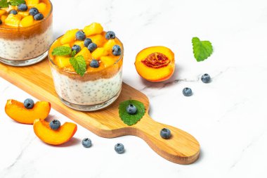 Şeftalili yaban mersinli yoğurt ya da kremalı tatlı. Meyveli ev yapımı tatlı. metin için yer, üst görünüm.