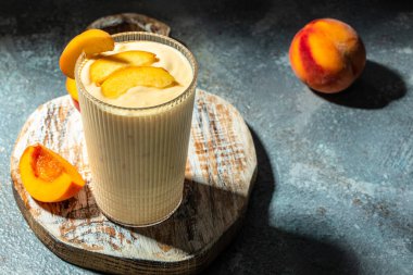 Şeftalili yoğurt. Yaz kahvaltısı içeceği, taze şeftalili smoothie, mesaj için yer..