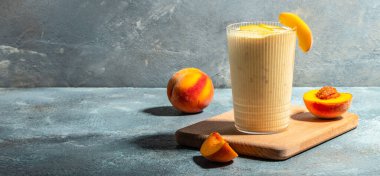 Şeftali içeceği bir bardakta süt, yaz kahvaltısı içeceği, taze şeftali suyu, uzun pankart formatı,