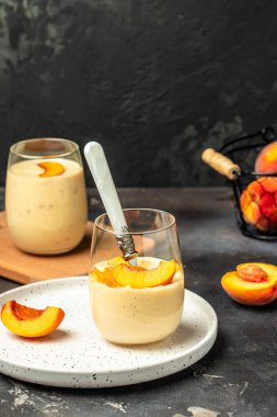 Şeftalili yoğurt. Yaz kahvaltısı içeceği, taze şeftalili smoothie, mesaj için yer..