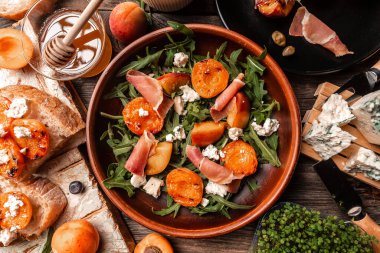 İspanyol geleneksel yemeği taze şeftali, jambon ve mavi peynir, uzun pankart formatı, üst manzara.