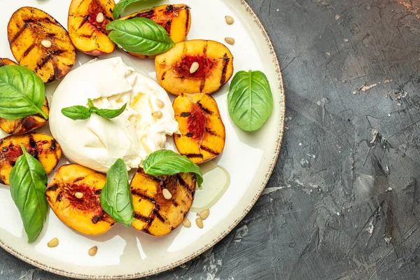 Burrata Soft Cheese Grilled Peaches Basil Pine Nuts Drizzled Honey — Foto de Stock