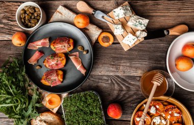 Taze şeftali, jambon ve mavi peynirli leziz bir akşam yemeği, diyet menüsü. Sağlıklı salata, güzel manzara..