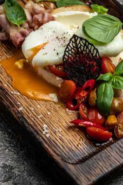 Lezzetli kahvaltı ya da haşlanmış yumurta ve kızarmış pastırmalı ekmek tostu. Sağlıklı yağlar, kilo vermek için temiz yiyecekler. Keto diyet konsepti. en üstteki görünüm.