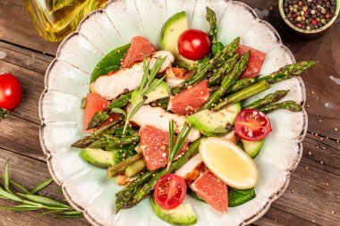 Ketogenik diyet. Tavuk etli kuşkonmaz, avokado, domates. Detoks ve sağlıklı konsept. Keto yemeği. Üst görünüm, genel görünüm.