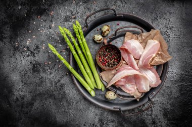 Kuşkonmaz ve pastırma pişirmeye hazır. Keto Paleo diyet menüsü. Uzun pankart biçimi, üst görünüm.