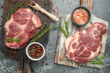 Çiğ et, arka planda baharatlı domuz bifteği. metin için yer, üst görünüm.