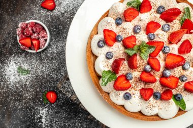 Koyu arkaplanda lezzetli çilekli tart, üst manzara..