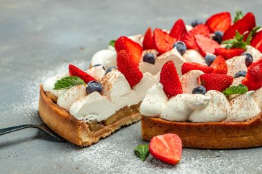 Taze meyve tatlısı. Çilekli turta turtası, metin için yer, üst görünüm,