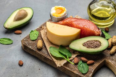 Düşük karbonhidratlı ürünleri yüksek proteinli ve iyi yağ kaynaklı yapın. Sağlıklı yağlar, hafif arka planda kilo vermek için temiz yiyecekler, keto ya da ketojenik diyet, üst görünüm.