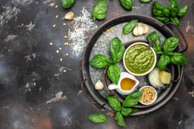 Geleneksel İtalyan pesto fesleğeni, zeytinyağı, parmesan, sarımsak, çam fıstığı. afiş, metin için menü tarifi yeri, üst görünüm.