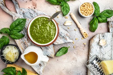 İçinde fesleğen, zeytinyağı, parmesan, sarımsak, çam fıstığı olan pesto sosu. afiş, menü, metin için tarif yeri, üst görünüm.
