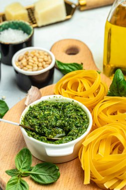 Pesto soslu İtalyan çiğ makarna. Restoran menüsü, diyet, yemek kitabı tarifi üst görünümü.