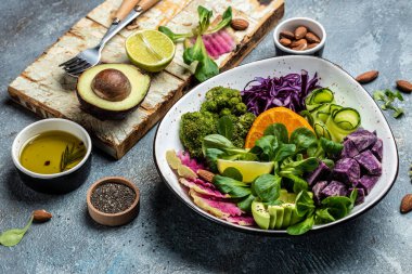 Halloumi peynirli kase salatası, avokado, salatalık, nohut, karpuz turpu, patates mor tatlı. Buda kasesi, sağlıklı ve dengeli yemek. en üstteki görünüm.