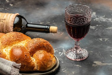 Şabat Şalom challah ekmeği, şabat şarabı koyu arka planda, yazı için yer, üst manzara,