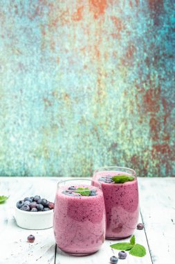 Hafif arkaplanda Bilberry yoğurt kokteyli. Doğal detoks. dikey görüntü. Üst Manzara. metin için yer.