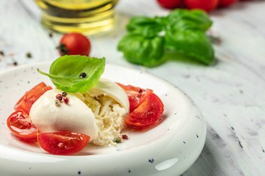 Mozzarella 'dan taze beyaz burrata peyniri ve Apulia' dan krema, İtalyan Akdeniz mutfağı, yemek tarifi geçmişi. Kapat.,