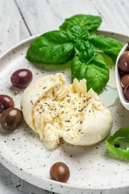 İtalyan burrata peyniri, beyaz burrata topları veya burratina peyniri fesleğen ve zeytinyağı ve ciabatta. metin için yer, üst görünüm.