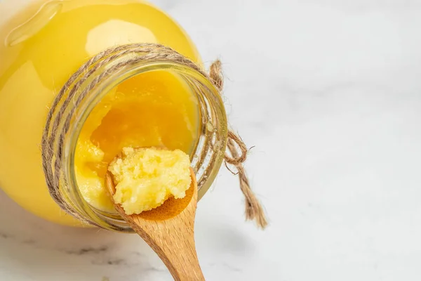 酱油或澄清黄油 食用油 健康脂肪饮食的概念 配方位置为文本 顶部视图 — 图库照片