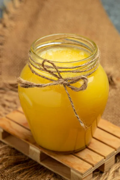 Yağ. Ahşap bir arka planda kavanozda açık bir tereyağı. afiş, menü, metin için tarif yeri.