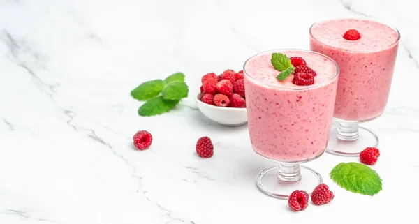 Raspberries Smoothie Milkshake Yogurt Glass Jar Berries Yogurt Cocktail White — Stockfoto