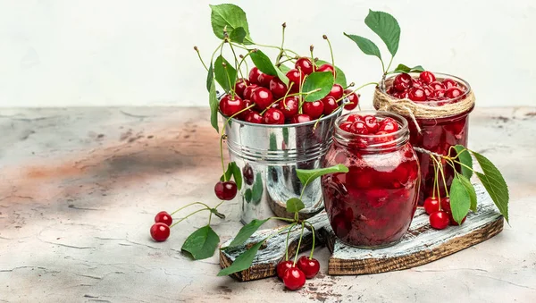 Şerbetli kiraz. Şerbetli kiraz. Hafif arka planda konserve meyve. Uzun pankart biçimi.