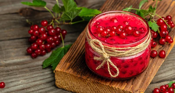 Konservierte Beeren Hausgemachte Marmelade Glas Mit Roter Johannisbeermarmelade Auf Dunklem — Stockfoto