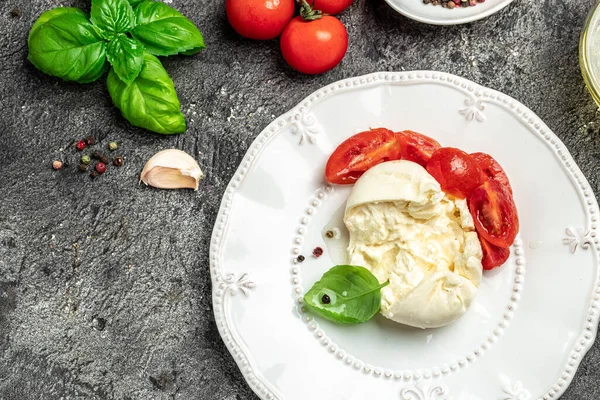 Mozzarella 'dan taze beyaz burrata peyniri ve Apulia' dan krema, İtalyan Akdeniz mutfağı, yemek tarifi geçmişi. Kapat.,