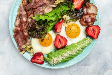 Avokado, çilek ve taze salatalı kızarmış yumurta pastırması. Lezzetli kahvaltı ya da öğle yemeği, Ketogenic, keto ya da paleo diyeti, yemek tarifi geçmişi. Kapat.,