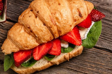 Yumuşak peynirli kruvasan ve taze çilek. Kahvaltı seti. Yemek tarifi geçmişi. Kapat..